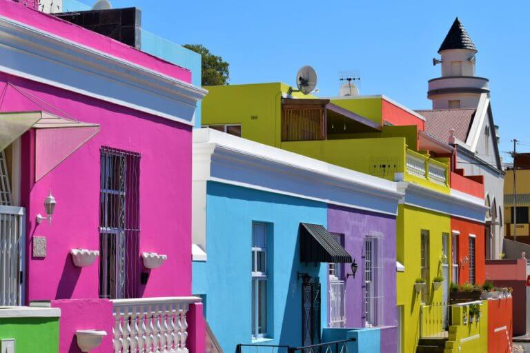 Maisons peintes de plusieurs couleurs