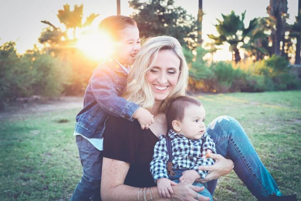 Maman seule jouant avec ses enfants