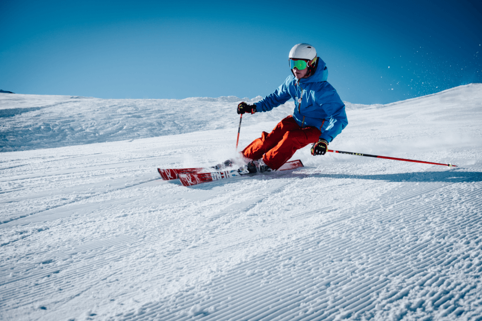 Homme faisant du ski